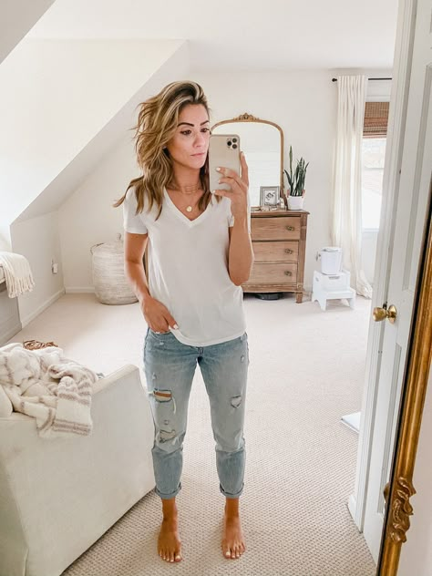 Lauren Mcbride, White T Shirts, Fashion Blogger Style, Mode Inspo, Mom Outfits, Spring Outfits Casual, Mode Inspiration, Mom Style, Cute Casual Outfits