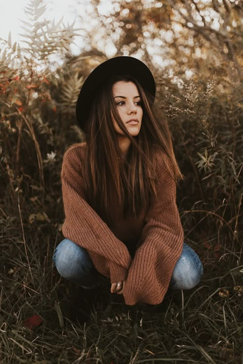 fall senior photoshoot casual outfit with fedora hat Fall Casual Photoshoot, Fall Senior Pictures With Hat, Senior Picture Clothes Fall, Fall Self Portrait Photography, Casual Fedora Hat Outfit, Fall Senior Picture Ideas Outfits Casual, Fall Model Photoshoot, Fall Portrait Ideas, Fall Photography Poses