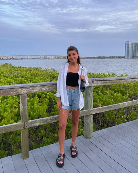 Summer Jean Shorts Outfit, Viviane Audi, Denim Shorts Outfit Summer, Short Pants Outfit, Jean Short Outfits, Outfit Verano, Denim Shorts Outfit, Summer Shorts Outfits, Sandals Outfit