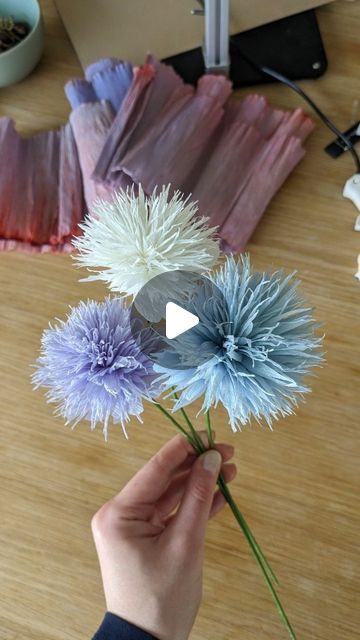 Tissue Paper Hydrangea Diy, Diy Feather Flowers, Tissue Paper Wisteria Diy, Pompom Flowers Bouquet, Crete Paper Flowers, Diy Flowers Crepe Paper, Bouquet Making With Paper, Paper Flower Arrangements Diy, Coffee Filter Flowers Diy Tutorials