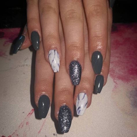 Nail Ideas With Gold, Dark Grey Nail Ideas, Gray Nail Ideas, Grey Nail Ideas, Dark Grey Nails, Gray Nail, Grey Nail, Nails Dark, Gray Nails