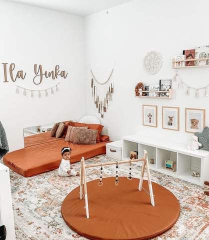 Montessori Nursery Ideas – Happiest Baby Montesorri Room Ideas, Nursery Montessori Ideas, Nursery Decor Montessori, Infant Nursery Ideas, Playroom Ideas Rugs, Montessori Bedroom And Playroom, Montessori Infant Playroom, Montessori Bedroom Baby Infant Room, Minimalist Montessori Bedroom