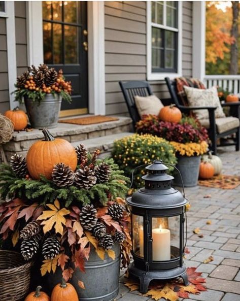 Front Yard Fall Decor, Small Fall Porch, Porch Fall Decor, Halloween Entryway, Fall Front Porch Ideas, Fall Front Porch Decor, Autumn Decorating, Fall Front Porch, Fall Outdoor Decor