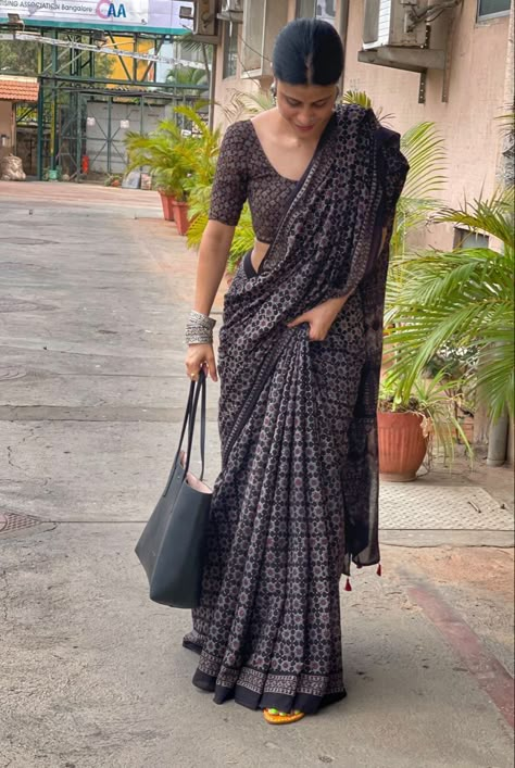 Cotton Saree Look Aesthetic, Cotton Saree Styles, Cotton Saree For Office Wear, Saree Casual Style, Simple Saree Aesthetic, Ajrakh Blouse Designs Latest, Casual Saree Outfit, Cotton Saree Designs Casual, Casual Saree Look For Office