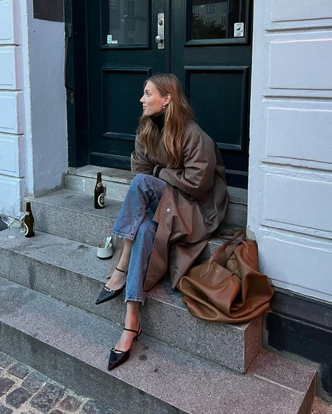 Cecilie Moosgaard Nielsen (@ceciliemoosgaard) • Instagram photos and videos London Wear, 50 Style, Minimal Chic, Parisian Chic, Mode Inspo, 가을 패션, Autumn Outfit, Fall Winter Outfits, Parisian Style