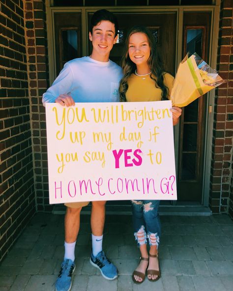 Cute hoco proposal!!! 💛🌼 Cute Hoco Poster Ideas, Hoco Sign Ideas, Hoco Ideas, Cute Hoco Signs, Hoco Posters, Hoco Signs, Homecoming Proposal Ideas, Creative Prom Proposal Ideas, Girlfriend Proposal