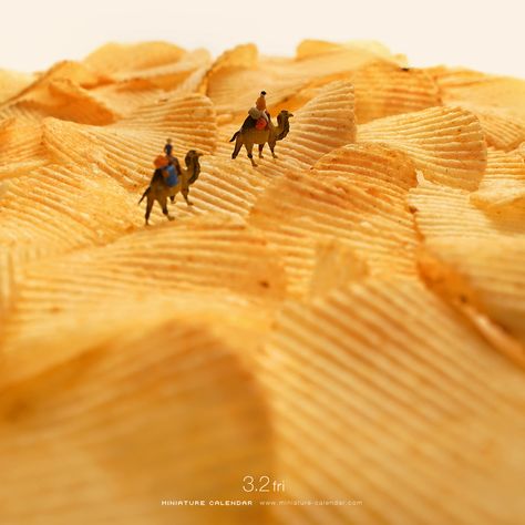 Tanaka Tatsuya, Visual Arts Ideas, Transformation Art, Tatsuya Tanaka, Miniature Calendar, Miniature People, Miniature Photography, Tiny People, Colossal Art