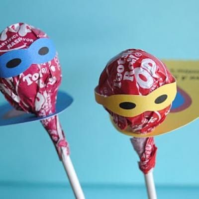 Superhero Lollipops {printable template} Tutorial. I used the Teddy Bear Parade Cricut cartridge, Superhero layer to cut out masks. It fits on the Tootsie Pops very well. Superhero Lollipop, Make Your Own Superhero, Superhero Valentines, You Are My Superhero, Super Hero Theme, Diy Valentine, Superhero Birthday Party, Superhero Theme, Superhero Party