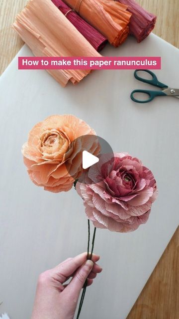 How To Paper Flowers Diy, Easiest Paper Flowers, Crepe Paper Flowers Wedding Decoration, Paper Flowers Aesthetic Diy, Flowers Made From Streamers, Crepe Paper Crafts Diy, Crete Paper Flowers, Tissue Paper Flowers Tutorial, Crepe Paper Hydrangea