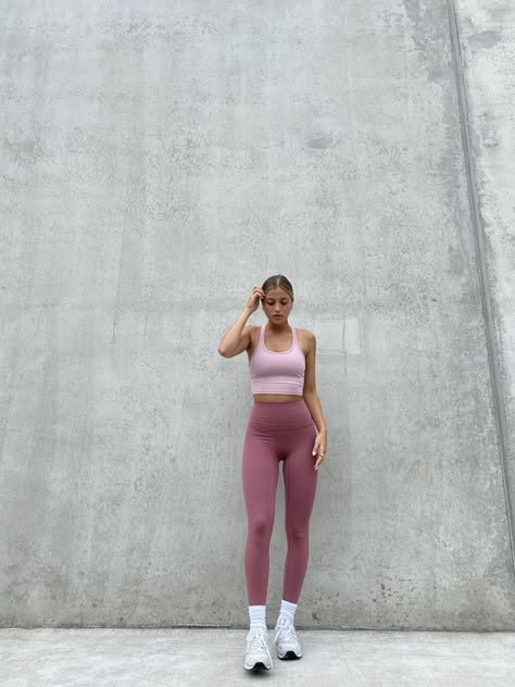 Monochromatic Gym Outfit, Pink Sports Top, Pink Leggings Gym Outfit, White Legging Outfits, Gym Pink Outfit, Light Pink Workout Outfit, Athleisure Outfits Pink, Pastel Gym Outfit, Pink Leggings Outfit Athletic Wear