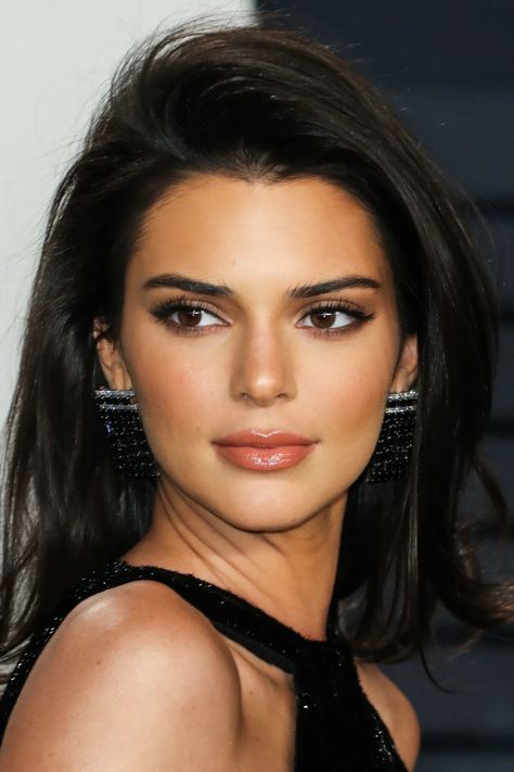 https://theskincareedit.com/.image/c_limit%2Ccs_srgb%2Cq_auto:good%2Cw_1240/MTk2Mjg2ODM0MTU2Nzc0NzA0/kendall-jenner-vanity-fair-oscar-party-2019.webp Kendall Jenner Maquillaje, Kendall Jenner Hair, Kendall Jenner Face, Stile Kendall Jenner, Kendall Jenner Makeup, Kylie Jenner Lips, Jenner Makeup, Kendall Jenner Photos, Red Carpet Hair