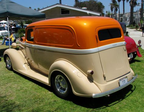 The Two-Tone Paint Scheme on the 1939 or 1940 Sedan Delive… | Flickr Classic Cars Chevy, Sedan Delivery, Two Tone Paint, Car Shows, Paint Schemes, Car Show, Hot Rods, Antique Cars, Chevy