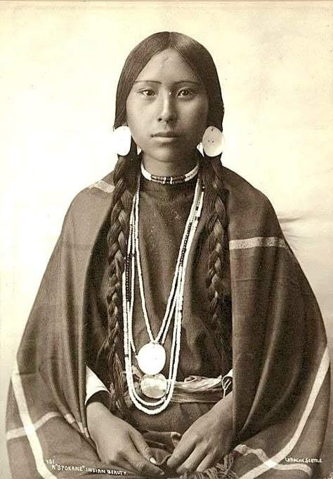 Native American Woman, Native American Images, American Photo, Native American Pictures, Native American Photos, Native American Peoples, Historical Images, Native American Tribes, Native American History