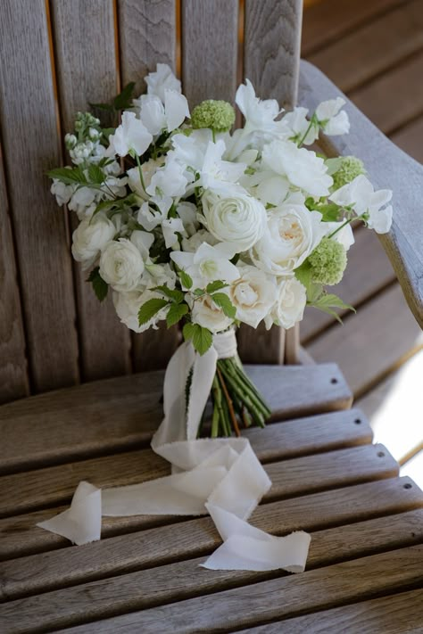 White bridal bouquet, белый букет невесты Rustic Wedding Bouquet, Bridal Bouquet Flowers, White Bridal Bouquet, White Wedding Flowers, Wedding 2024, Pastel Floral, Wedding Mood Board, Bride Bouquets, Wedding Mood