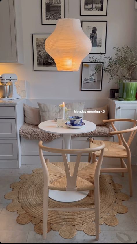 Dining Nook Studio Apartment, Corner Kitchen Table Ideas Small Spaces, Tiny Breakfast Nook, Corner Dining Room, Corner Dining Nook, Corner Kitchen Table, Dining Table Small Space, Dining Corner, Apartment Dining