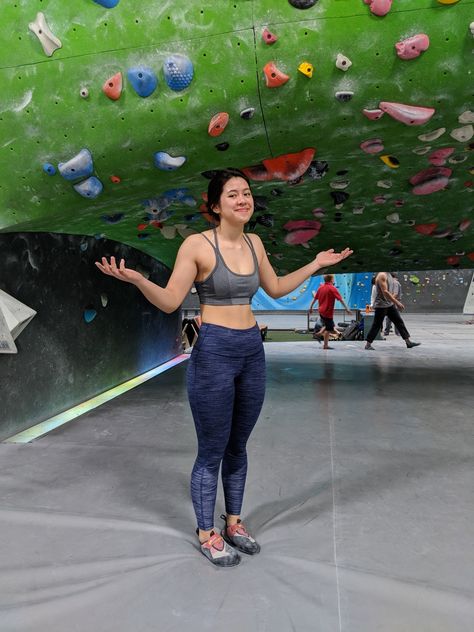 Rock Climbing Outfits Woman, Womens Rock Climbing Outfit, Climbing Clothes Aesthetic, Rock Wall Climbing Outfit, What To Wear Rock Climbing Outfit, Cute Rock Climbing Outfit, Cute Climbing Outfit, Rock Climbing Hairstyles, Bouldering Outfit Woman