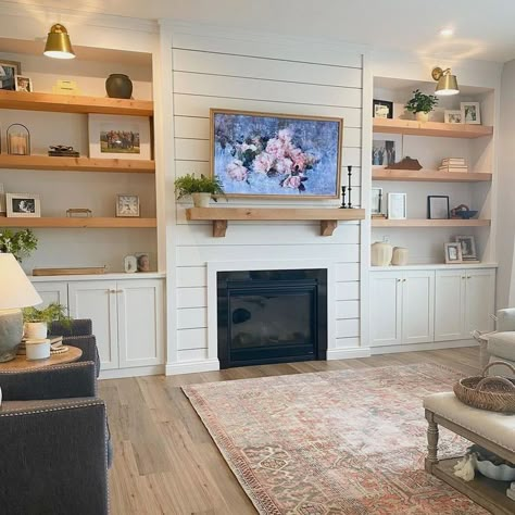 Built In Around Fireplace, Built In Shelves Living Room, Living Room Built Ins, Fireplace Built Ins, Casa Country, Living Room Decor Fireplace, Fireplace Remodel, Basement Renovations, Home Fireplace