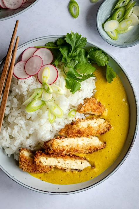 Vegan Tofu Katsu Curry, a simple, but very tasty dish. Tofu is coated in panko breadcrumbs then fried until crispy. Served with a tasty homemade Japanese curry sauce, sticky rice and some veggies. Perfect vegan comfort food. Light Vegetarian Meals, Pumfu Recipes, Fast Tofu Recipes, Japanese Food Vegan, Tofu And Rice Recipes, Tofu Curry Recipes, Japanese Comfort Food, Healthy Asian Meals, Panko Tofu