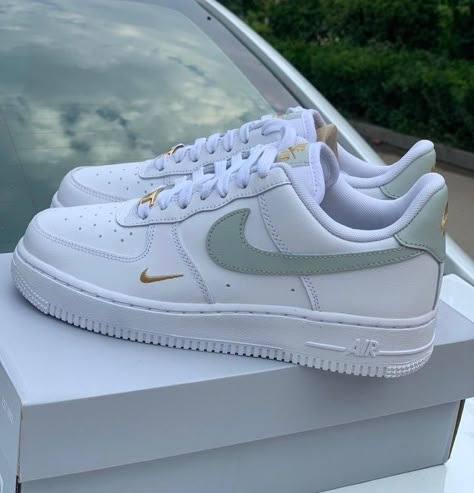 Nike Af1 Custom, Golden Sneakers, Af1 Custom, Pretty Sneakers, Nike Shoes Air Force, Nike Fashion Shoes, Preppy Shoes, Pretty Shoes Sneakers, Air Force 1s