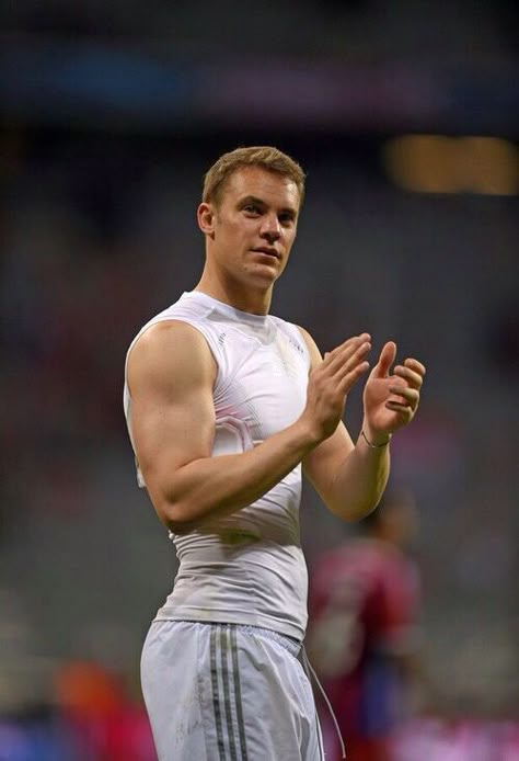 Oh those arms... Manuel Neuer Manuel Never, German Football Players, Bayer Munich, Dfb Team, Germany Football, Fc Bayern Munich, Soccer Guys, Pose References, Soccer Boys