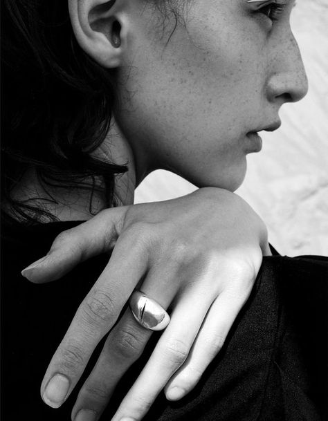 Ring Photoshoot, Fashion Fotografie, Jewellery Photography Inspiration, Ring Photography, Jewelry Product Shots, Lucio Fontana, Creative Jewelry Photography, Jewelry Photography Styling, Tags Diy