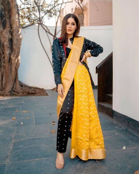 Unique Saree Draping, Saree With Pants, Saree Draping Ideas, Pant Saree, Draping Ideas, डिजाइनर कपड़े, Unique Saree, Saree Drapes, Saree Drape