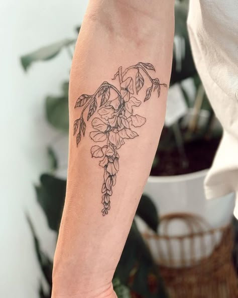 Wisteria Flower Tattoo, Tattoo Ideas Floral, Wisteria Tattoo, Botanical Sleeve, Birthday Tattoos, Tattoo Mom, Lightning Tattoo, Bts Tattoo, Inspiring Tattoos