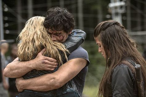 Bellarke hug in season 2 episode 5 - Human trials || Bellamy Blake and Clarke Griffin || Eliza Taylor and Bob Morley || The 100 Bellarke The 100 Characters, The 100 Bellarke, Marie Avgeropoulos, The 100 Cast, The 100 Show, Bob Morley, Images Disney, Eliza Taylor, May We Meet Again