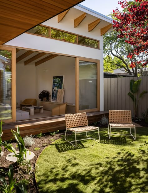 Modern California Bungalow, Bungalow Backyard, Weatherboard House, Central Courtyard, Cosy Interior, California Bungalow, Japandi Living, Interior Design Games, Bungalow Homes