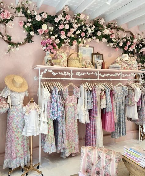 Small Botique Interiors Fashion Boutique, Dresses Boutique Decor, Dress Shop Design Boutique Interior, Dress Botique Interiors Ideas, Southern Boutique Decor, Dress Shop Interior Design, Pink Boutique Interior, Clothing Store Aesthetic, Aesthetic Clothing Store Interior