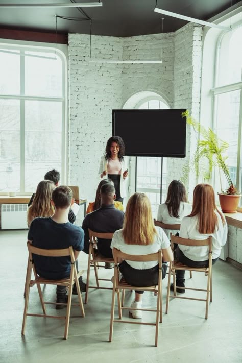 Female african-american speaker giving presentation in hall at university workshop Free Photo Business Woman Speaking, Speaking Engagement Aesthetic, Woman Speaking On Stage, Counselor Aesthetic, Workshop Photoshoot, Workshop Photography, Seo Course, English Speaking Course, Business Culture