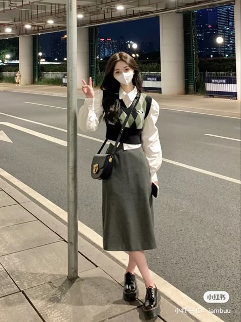 Outfit Ngampus, Modest Girly Outfits, University Outfit, Clueless Outfits, Japanese Outfits, Korea Fashion, Fashion Design Clothes, Fancy Outfits, Korean Outfits