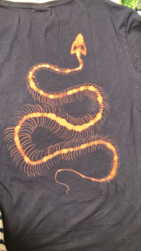 Snake Bones Drawing, Cool Bleach Designs On Shirts, Bleached Diy Shirts, Painted T Shirts Aesthetic, Custom Shirt Ideas Aesthetic, Bleach Painting Grunge, Snake Clothes Aesthetic, Bleached Hoodie Designs Alt, Aesthetic Bleached Shirt