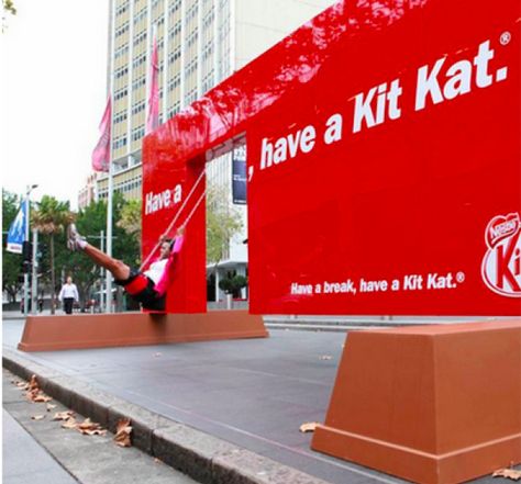 A KitKat break swing. Kitkat Ads, Guerilla Marketing Examples, Phone Ads, Out Of Home Advertising, Marketing Examples, Event Advertising, Promotional Materials, Guerilla Marketing, Outdoor Advertising