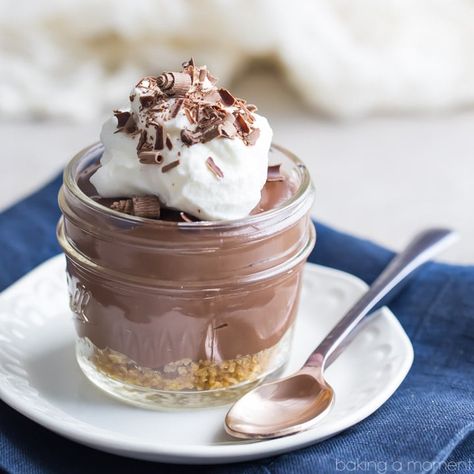 Easy Chocolate Pudding Pie Jars from Scratch via @bakingamoment Easy Chocolate Pudding Pie, Pie Jars, Chocolate Pudding Pie, Easy Chocolate Pudding, Chocolate Pudding Desserts, Desserts In A Jar, Chocolate Pie With Pudding, Jar Desserts, Mason Jar Desserts