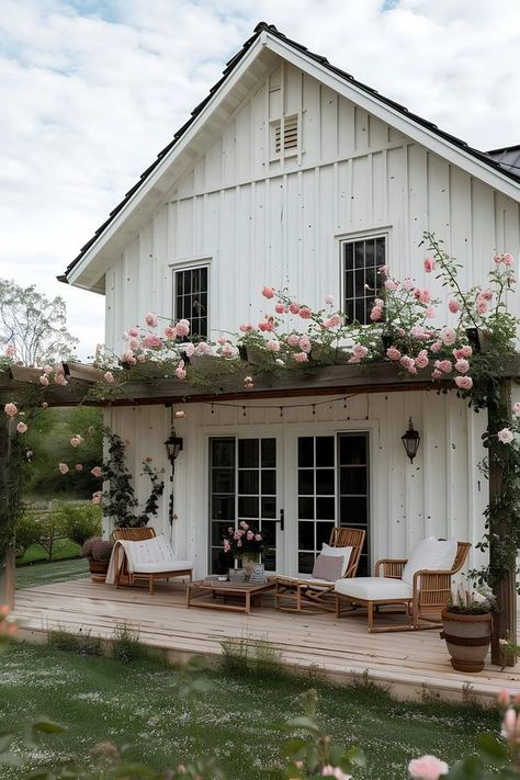 Country Patio Farmhouse Style Outdoor Spaces, Farmhouse Patio Ideas, Camper House, Relaxing Patio, Farmhouse Patio, Porch Design, Farmhouse Exterior, Yard Design, Farmhouse Style Decorating