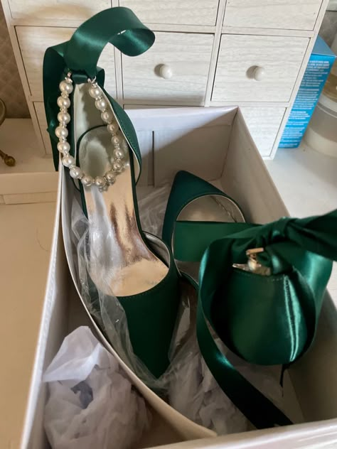 Quince Court Dresses Green, Quinceanera Heels Green, Vine Heels Green, Green Quinceanera Heels, Emerald Heels Wedding, Quince Heels Green, Emerald Green Debut Dress, Green Shoes Aesthetic Heels, Green Bow Heels