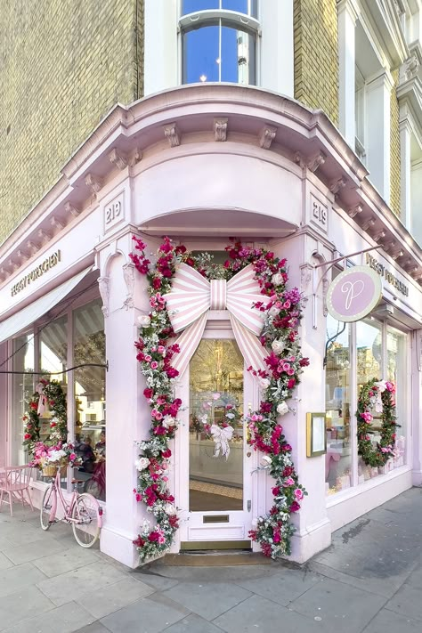 Cafe Dollhouse, Peggy Porschen Cakes, Peggy Porschen, Bakery Shop Design, Flower Shop Design, Pink Magic, Store Design Boutique, Chelsea London, London Christmas