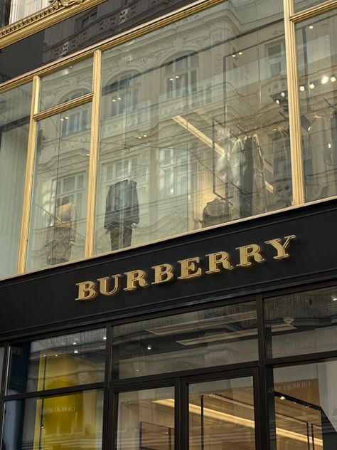 #burberry #fashion #store #style #vienna #shopping Inst: ariborodina Vienna Shopping, Burberry Aesthetic, Burberry Store, Burberry Fashion, Burberry Baby, Hunt Club, Visual Merchandising, Marketing Plan, Vienna