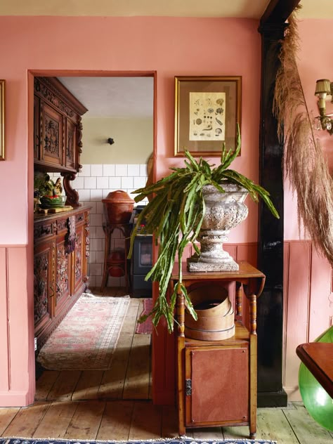 Colour consultant Fiona de Lys' magical north London cottage London Cottage, Salon Suites, Arts And Crafts House, Colour Consultant, Cottage House, The Dining Room, Beautiful Villas, Pink Room, Pink Decor