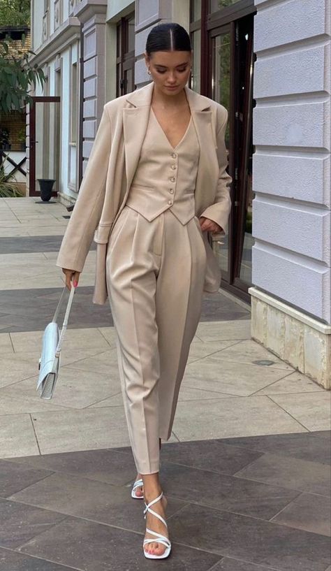 Trendy Work Outfits For Women, Female Ceo Outfits, Graduation Suit, Formal Outfits For Women, Female Ceo, Trendy Work Outfit, Classy Business Outfits, Business Professional Outfits, Boss Outfit