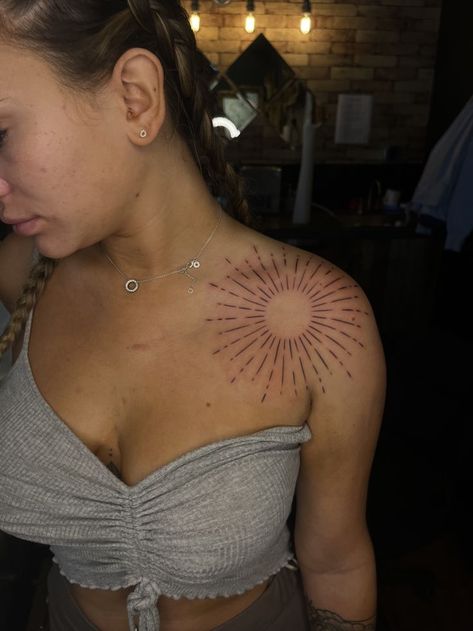 Shoulder Tattoos For Women Line Work, Sun Mandala Tattoo Shoulder, Sun Burst Tattoo Shoulder, Sun Rays Shoulder Tattoo, Abstract Sun Tattoo Design, Sun Ray Shoulder Tattoo, Sun Lines Tattoo, Sun Rays Tattoo Shoulder, Sun Tattoo On Knee