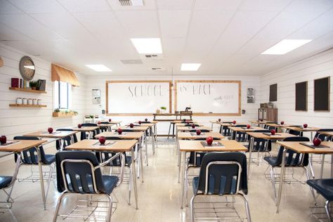 When Joanna Gaines and Magnolia Market decide to makeover a classroom, they go all out. Picture Of Classroom, Classroom Design Ideas High School, Modern Classroom Design, School Classroom Design, Minimalist Classroom Decor, Minimalist Classroom, Classroom Decor Primary, School Minimalist, Class Picture