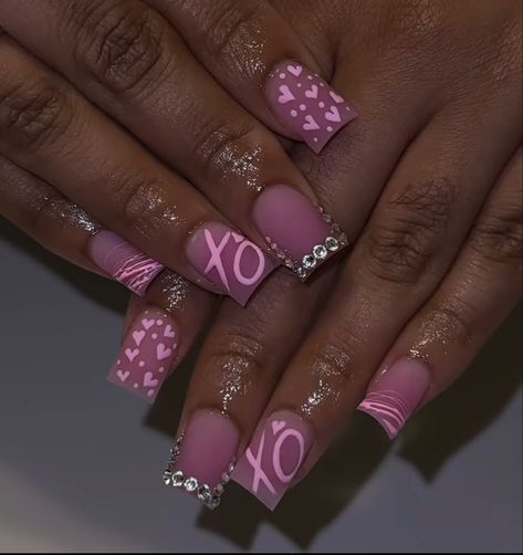 Valtime Nails, French Valentine’s Day Nails Short, Simple Square Valentines Day Nails, Valentine Short Acrylic Nails, Light Pink Nails For Valentines, Valentine’s Day Nails With Boyfriend Initial, Medium Valentines Day Nails Acrylic, Pink Xo Nails, Valentines Day Nails With Letter