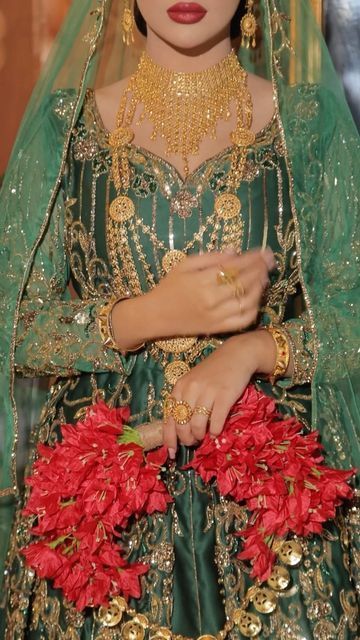 Yemeni Henna, Arab Bride, Yemeni Wedding, Unique Gold Jewelry, Unique Gold Jewelry Designs, Pakistani Bridal Makeup, Green Wedding Dresses, Gold Jewelry Designs, Afghan Wedding