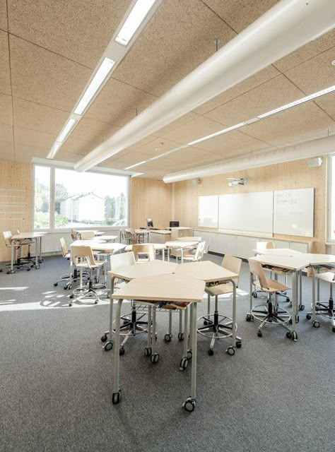 Timber School in Kuhmo,© Ville-Pekka Ikola School Classroom Design Interior, Modular Classroom Furniture, Modern School Interior, Architecture Classroom, Multipurpose Space, Classroom Interior, Modern School, Architect Logo, Modern Classroom