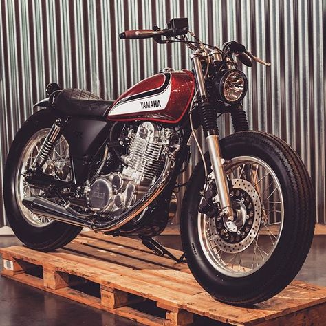 Yamaha Sr400 Scrambler, Scrambler Cafe Racer, Yamaha 125, Sr 500, Yamaha Sr400, Brat Bike, Cafe Racer Moto, Tracker Motorcycle, Cafe Racer Design