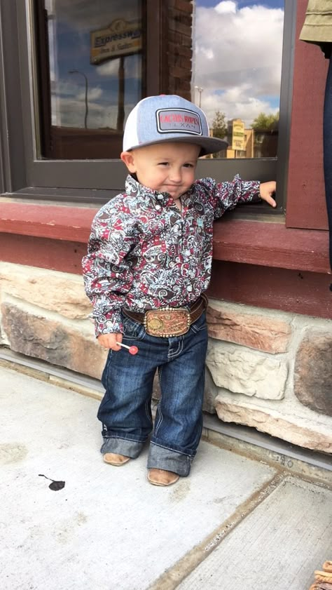 THIS HAS TO BE THE CUTEST LITTLE BOY AND OUTFIT EVER I'M SO IN LOVE. https://presentbaby.com Country Babies, Baby Boy Cowboy, Western Baby Clothes, John Bennett, Country Baby Boy, Baby Clothes Country, Western Baby, Western Babies, Cowboy Baby