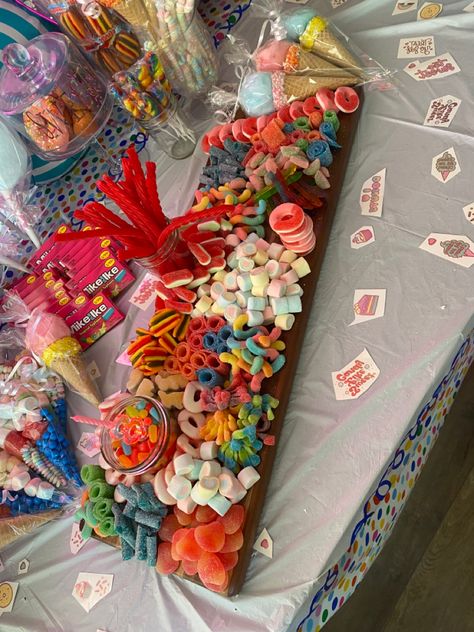 Candy Birthday Table, Lolly Platter Party Ideas, Candy Tray Ideas Parties, Candy Ideas For Birthday Party, Mini Candy Charcuterie Board, 2000s Charcuterie Board, Candy Platter Ideas Parties, Treats Ideas For Party, Candy Charcuterie Board Ideas Birthday