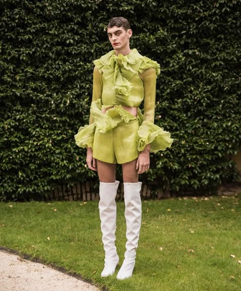 Feminine Men Fashion, Mode Queer, Style Androgyne, Feminine Men, Palomo Spain, Fluid Fashion, Gender Fluid Fashion, Genderless Fashion, Queer Fashion